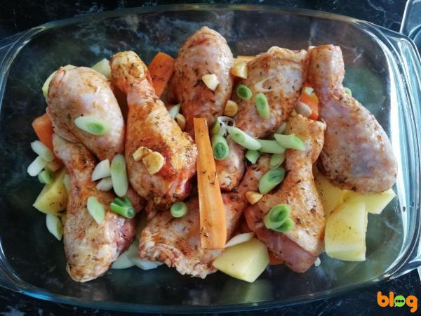 Zapečená kuřecí stehýnka s bramborem a zeleninou - příprava